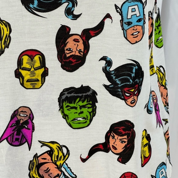 Freeze Sleeveless Crew Neck Marvel Print Hi-Low Hem Top - White - size Large - Picture 5 of 8